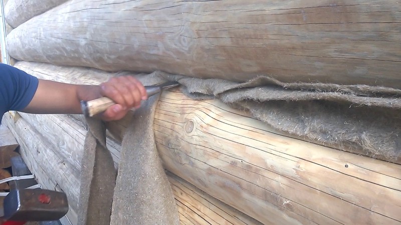 Конопатка швов сруба дома из бруса