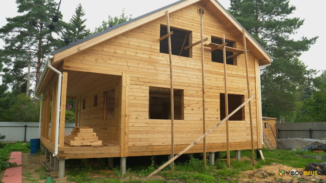 🏠 Делимся фотографиями построенного дома из бруса по проекту заказчика. Размеры: 9х9 м, включая террасу 2х9 м, а общая п